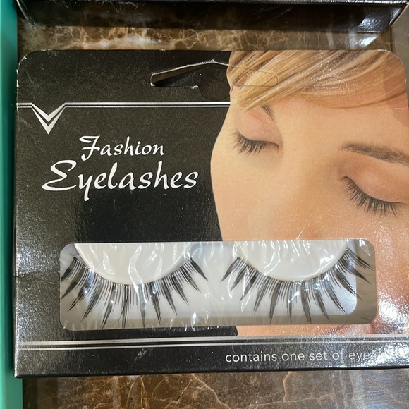 NIB Eyelashes bundle - Picture 2 of 4